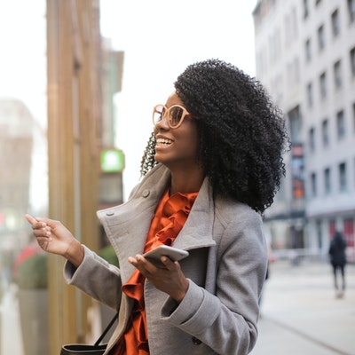 Vetítőfóliás rendszer a kirakatban